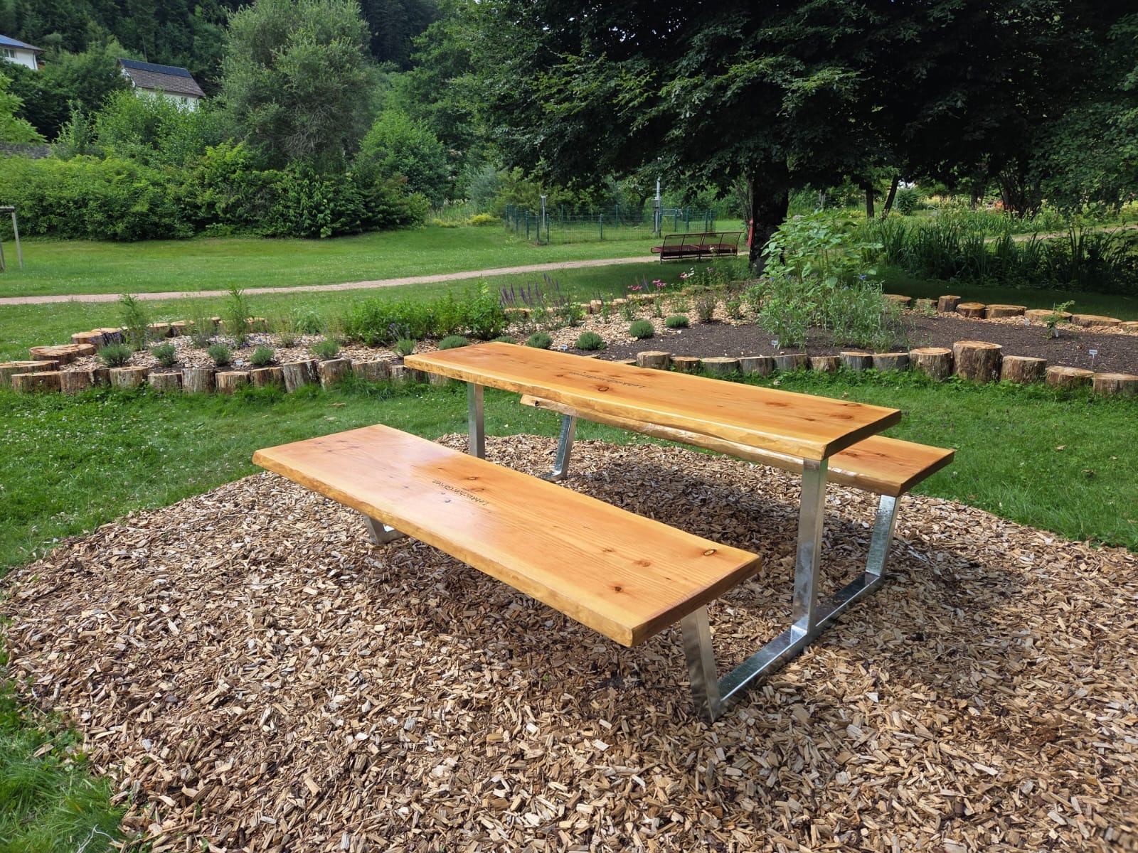 Sitzgelegenheiten im essbaren Garten